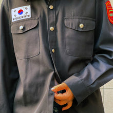 Load image into Gallery viewer, Camicia nera con toppe