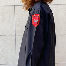 Load image into Gallery viewer, Camicia nera con toppe