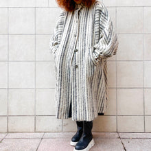 Load image into Gallery viewer, Cappotto bianco a righe oversize 80s