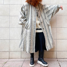 Load image into Gallery viewer, Cappotto bianco a righe oversize 80s