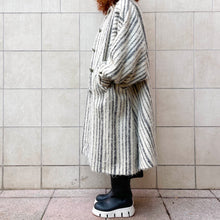 Load image into Gallery viewer, Cappotto bianco a righe oversize 80s