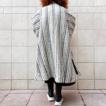 Load image into Gallery viewer, Cappotto bianco a righe oversize 80s