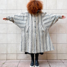 Load image into Gallery viewer, Cappotto bianco a righe oversize 80s