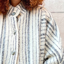 Load image into Gallery viewer, Cappotto bianco a righe oversize 80s