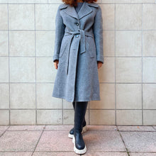 Load image into Gallery viewer, Cappotto doppiato .kamanta lavorato a mano ,in suri alpaca Loro Piana grigio 70s