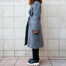 Load image into Gallery viewer, Cappotto doppiato .kamanta lavorato a mano ,in suri alpaca Loro Piana grigio 70s