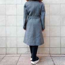 Load image into Gallery viewer, Cappotto doppiato .kamanta lavorato a mano ,in suri alpaca Loro Piana grigio 70s