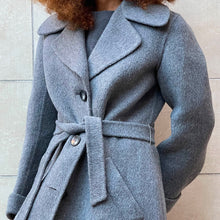 Load image into Gallery viewer, Cappotto doppiato .kamanta lavorato a mano ,in suri alpaca Loro Piana grigio 70s