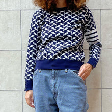 Load image into Gallery viewer, Maglione blu con pesciolini bianchi