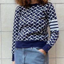 Load image into Gallery viewer, Maglione blu con pesciolini bianchi