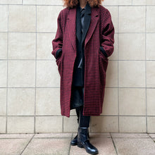 Load image into Gallery viewer, Cappotto con giacca Vichy rosso scuro e nero oversize 80s