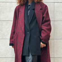 Load image into Gallery viewer, Cappotto con giacca Vichy rosso scuro e nero oversize 80s