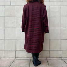 Load image into Gallery viewer, Cappotto con giacca Vichy rosso scuro e nero oversize 80s
