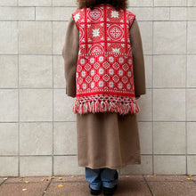 Load image into Gallery viewer, COPRIMI gilet realizzato con coperta abruzzese vintage