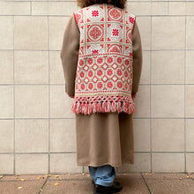 Load image into Gallery viewer, COPRIMI gilet realizzato con coperta abruzzese vintage