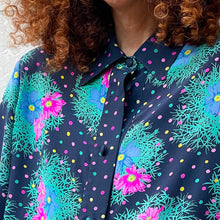 Load image into Gallery viewer, Camicia sartoriale in seta blu 80s
