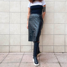 Load image into Gallery viewer, Gonna Valentino Boutique in pelle nera 90s
