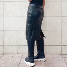 Load image into Gallery viewer, Gonna Valentino Boutique in pelle nera 90s