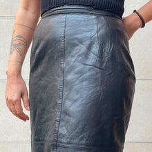 Load image into Gallery viewer, Gonna Valentino Boutique in pelle nera 90s