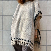Load image into Gallery viewer, Poncho made in Nepal realizzato a mano