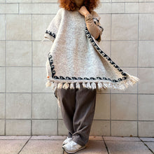 Load image into Gallery viewer, Poncho made in Nepal realizzato a mano