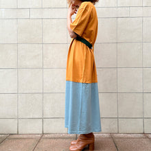 Load image into Gallery viewer, Mollami Dress Ocra/Avio con martingala verde bottiglia