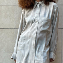 Load image into Gallery viewer, Camicia a righe grigia /bianca seta 90s