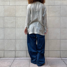 Load image into Gallery viewer, Camicia a righe grigia /bianca seta 90s