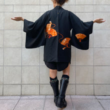 Load image into Gallery viewer, Haori giapponese in seta nero con ricami ventagli arancioni vintage