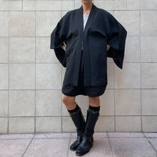 Load image into Gallery viewer, Haori giapponese in seta nero con ricami ventagli arancioni vintage