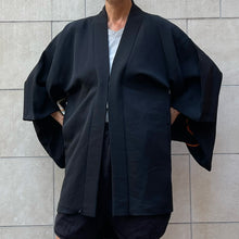 Load image into Gallery viewer, Haori giapponese in seta nero con ricami ventagli arancioni vintage