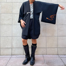 Load image into Gallery viewer, Haori giapponese in seta nero con ricami ventagli arancioni vintage