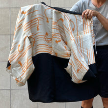 Load image into Gallery viewer, Haori giapponese in seta nero con ricami ventagli arancioni vintage