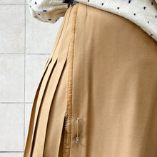 Load image into Gallery viewer, Kilt realizzato con tessuto scozzese 70s