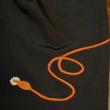 Load image into Gallery viewer, Haori giapponese in seta nero con ricami ventagli arancioni vintage