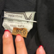 Load image into Gallery viewer, Camicia Valentino Boutique seta nera 70s
