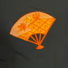 Load image into Gallery viewer, Haori giapponese in seta nero con ricami ventagli arancioni vintage