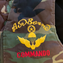 Load image into Gallery viewer, Gilet militare air born con toppa serpente 90s/2000s