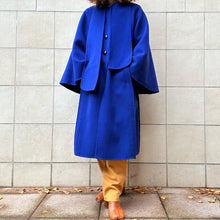 Load image into Gallery viewer, Cappotto a mantella realizzato interamente a mano blu elettrico 80s