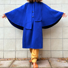 Load image into Gallery viewer, Cappotto a mantella realizzato interamente a mano blu elettrico 80s