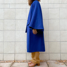 Load image into Gallery viewer, Cappotto a mantella realizzato interamente a mano blu elettrico 80s