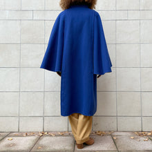 Load image into Gallery viewer, Cappotto a mantella realizzato interamente a mano blu elettrico 80s