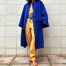 Load image into Gallery viewer, Cappotto a mantella realizzato interamente a mano blu elettrico 80s