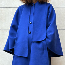 Load image into Gallery viewer, Cappotto a mantella realizzato interamente a mano blu elettrico 80s