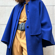 Load image into Gallery viewer, Cappotto a mantella realizzato interamente a mano blu elettrico 80s