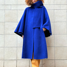 Load image into Gallery viewer, Cappotto a mantella realizzato interamente a mano blu elettrico 80s
