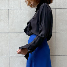 Load image into Gallery viewer, Camicia in seta nera con jabot 80s
