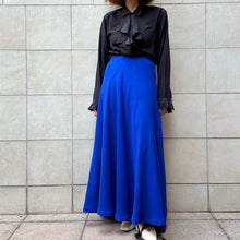 Load image into Gallery viewer, Camicia in seta nera con jabot 80s