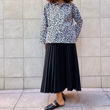 Load image into Gallery viewer, Camicia divisa stampa bianca nera vintage