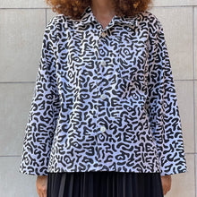 Load image into Gallery viewer, Camicia divisa stampa bianca nera vintage